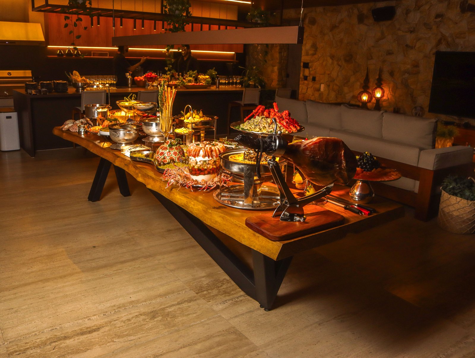 Mesa de evento gastronômico elegante da Carmelita Gastronomia